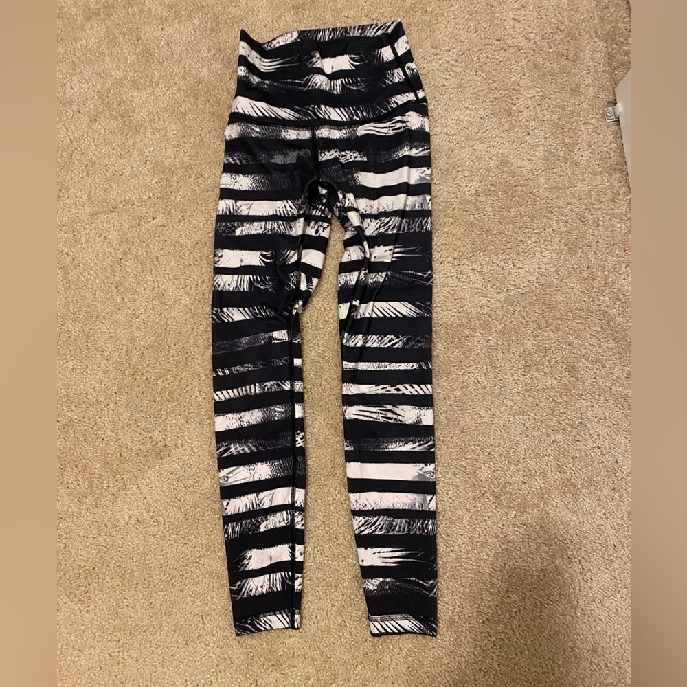 Lululemon Wunder Under luon 28” inseam size 4